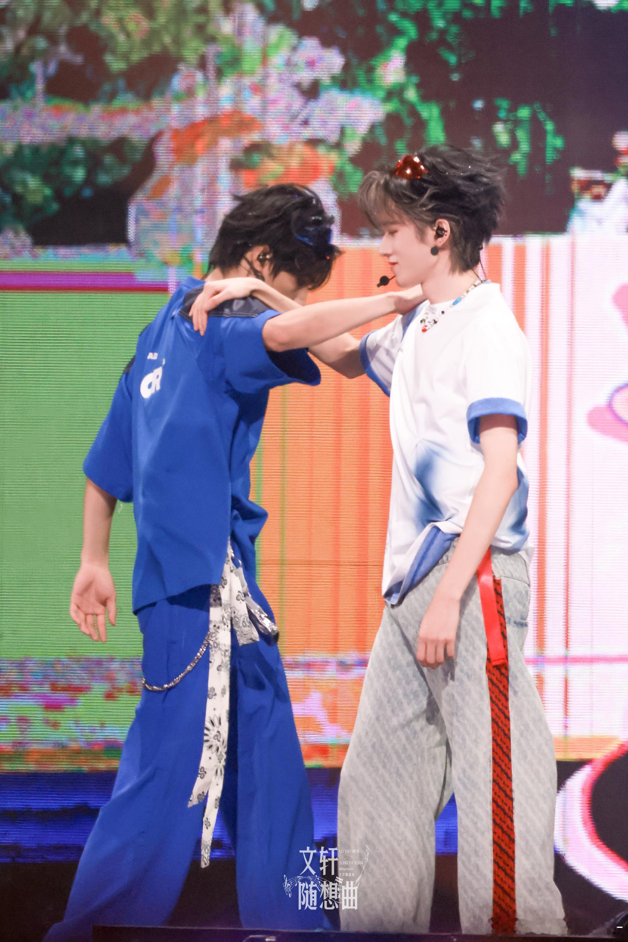 文轩 🐺🐟文轩世界第一初恋 “你爱我还是他~”“换首歌吧 ，求你了”烟花升停