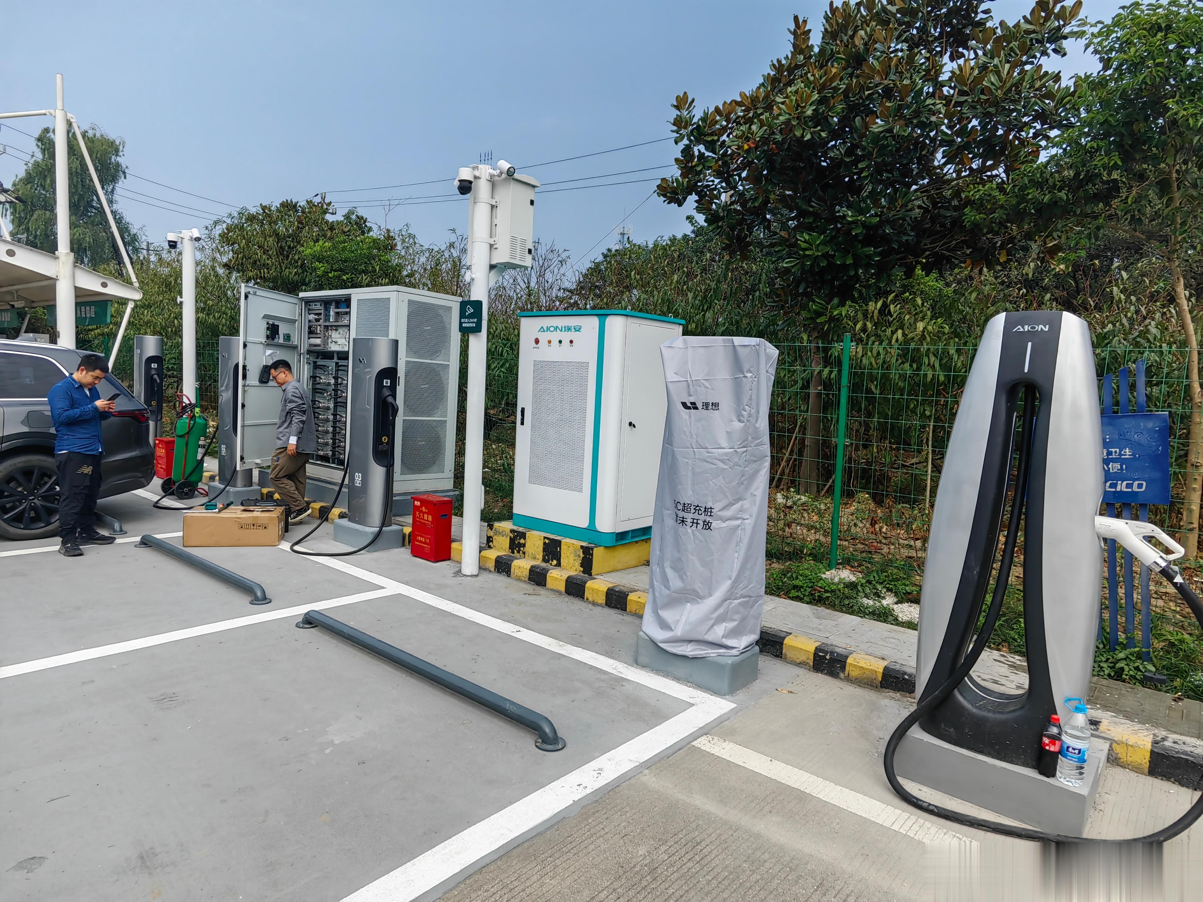 服务区偶遇在建充电桩，埃安三个60kw，理想三个250kw一个520kw。。。#