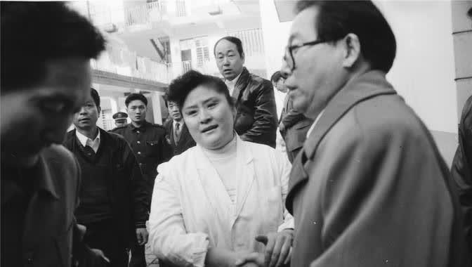 1996年，一个全身绑满炸药的歹徒闯进郑州国棉五厂幼儿园，劫持了28名孩子。女警