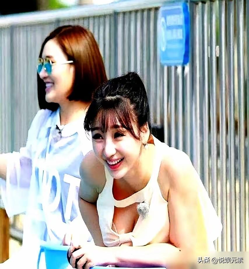 柳岩“消失”了很多年，
那时候电影角色也锐减，
一度只能靠直播带货维持生活，
如