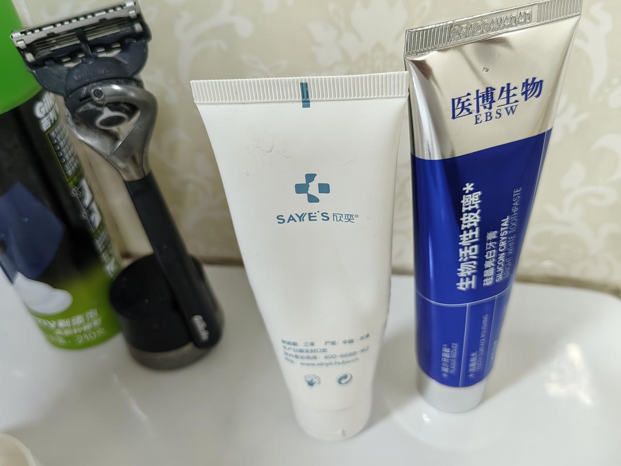 我这一个月之内犯了两次同样的错误，就是把那个洗面奶当成了牙膏。
几个月前买了好牛