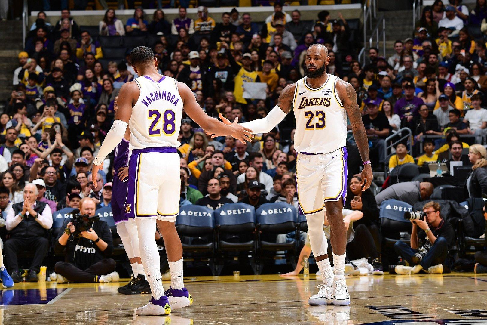 “我昨晚聚餐时告诉八村 打快船第四节投丢的球今晚要投进！”詹姆斯谈到八村塁在第四