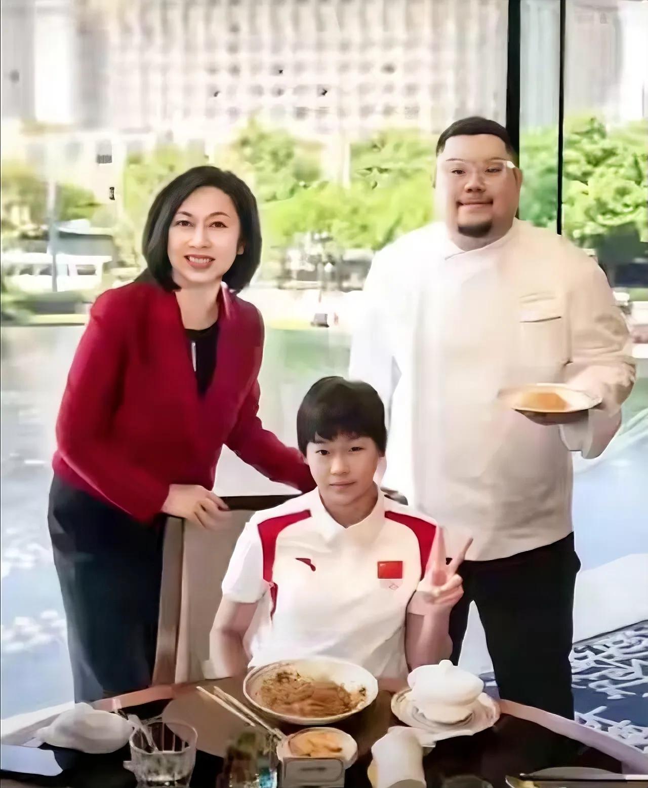 有知道的么？看！照片中的三个人，是“一家三口”么？从长相关系分析，好像又不是！除