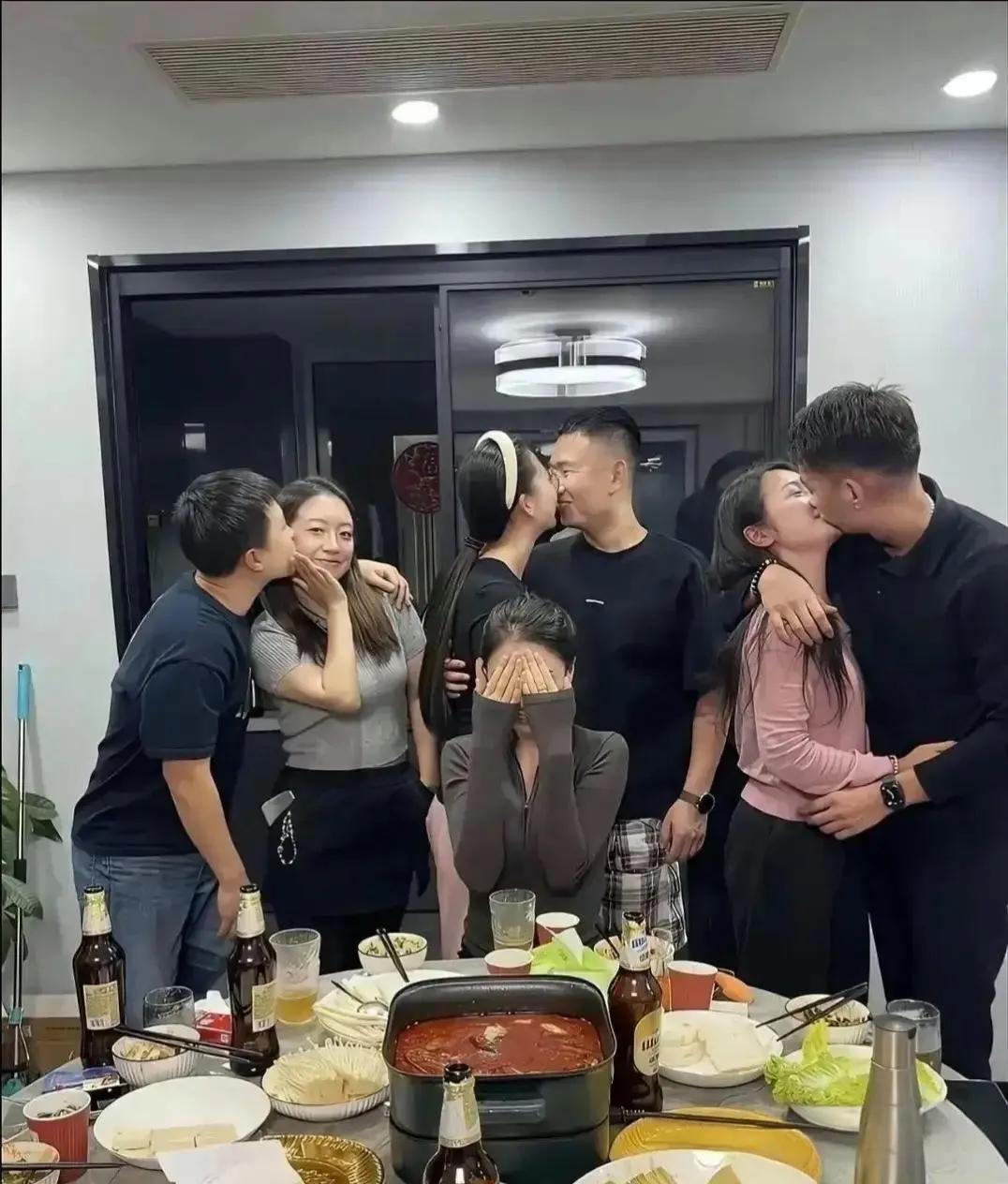 不知道唯一单身这位美女有何感想？