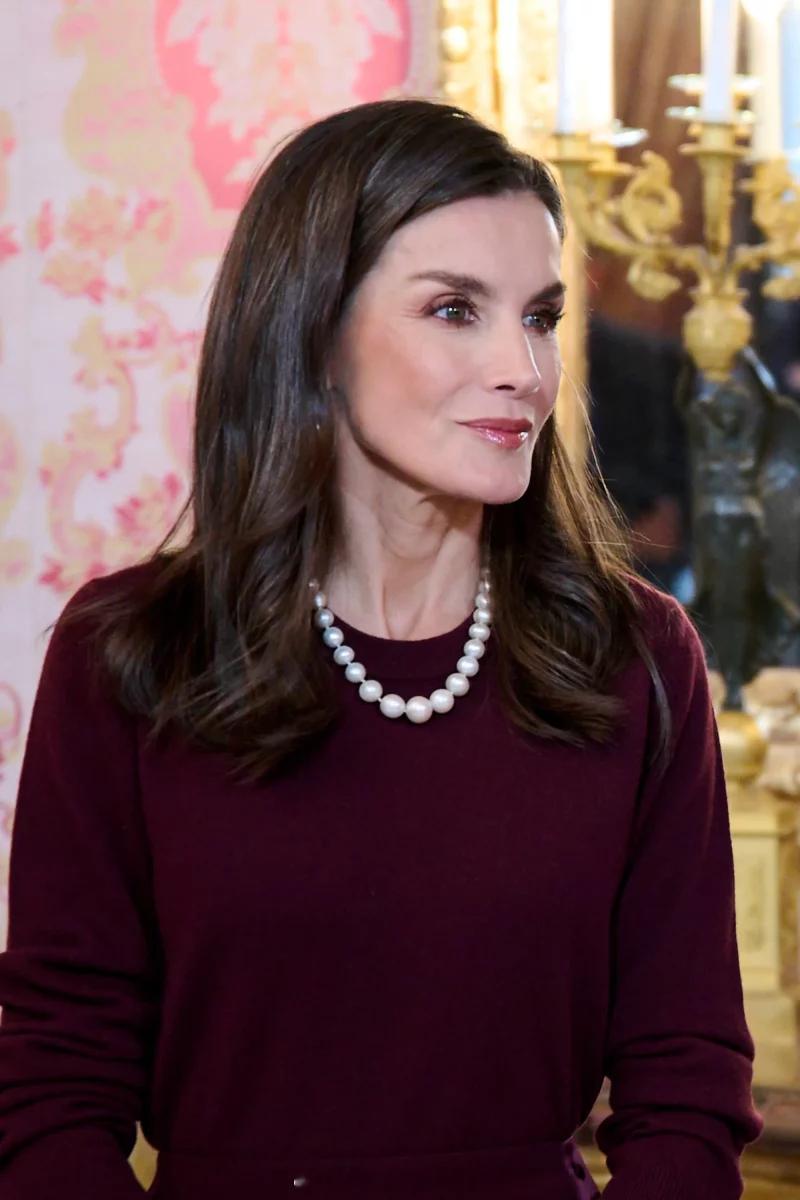 莱后在2025年佩戴过的3条项链，梦幻开局，低调收场新年的第一个公务，她就佩戴了