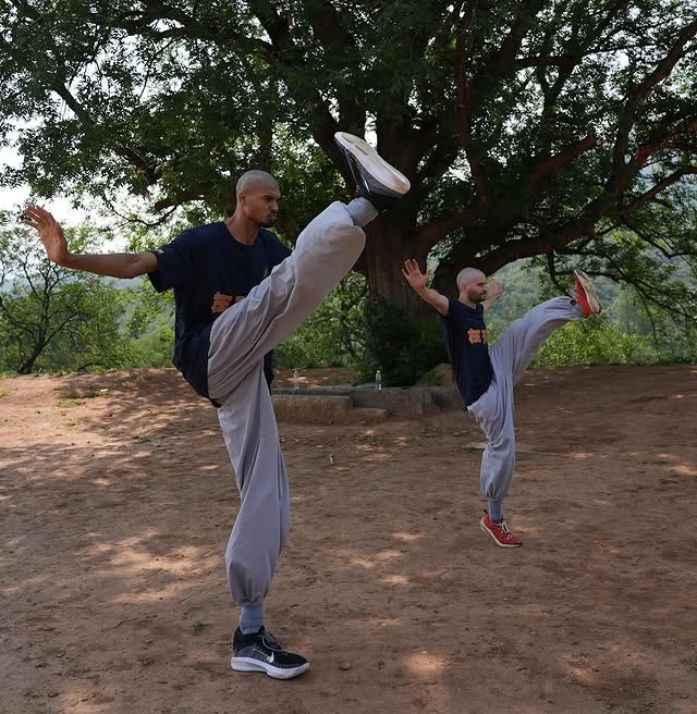 阿里纳斯在节目中谈到文班在少林寺修炼，他说：“跟寺里的和尚训练，就像跟家庭主妇训