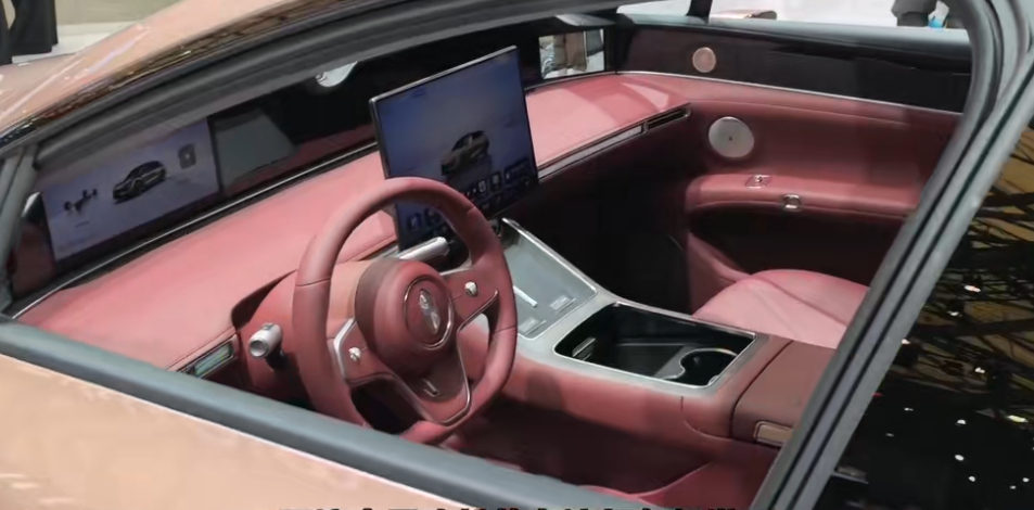 享界S9T新的内饰配色：红色。之前就好奇，为什么没有红色？原来是留了个后手。享界