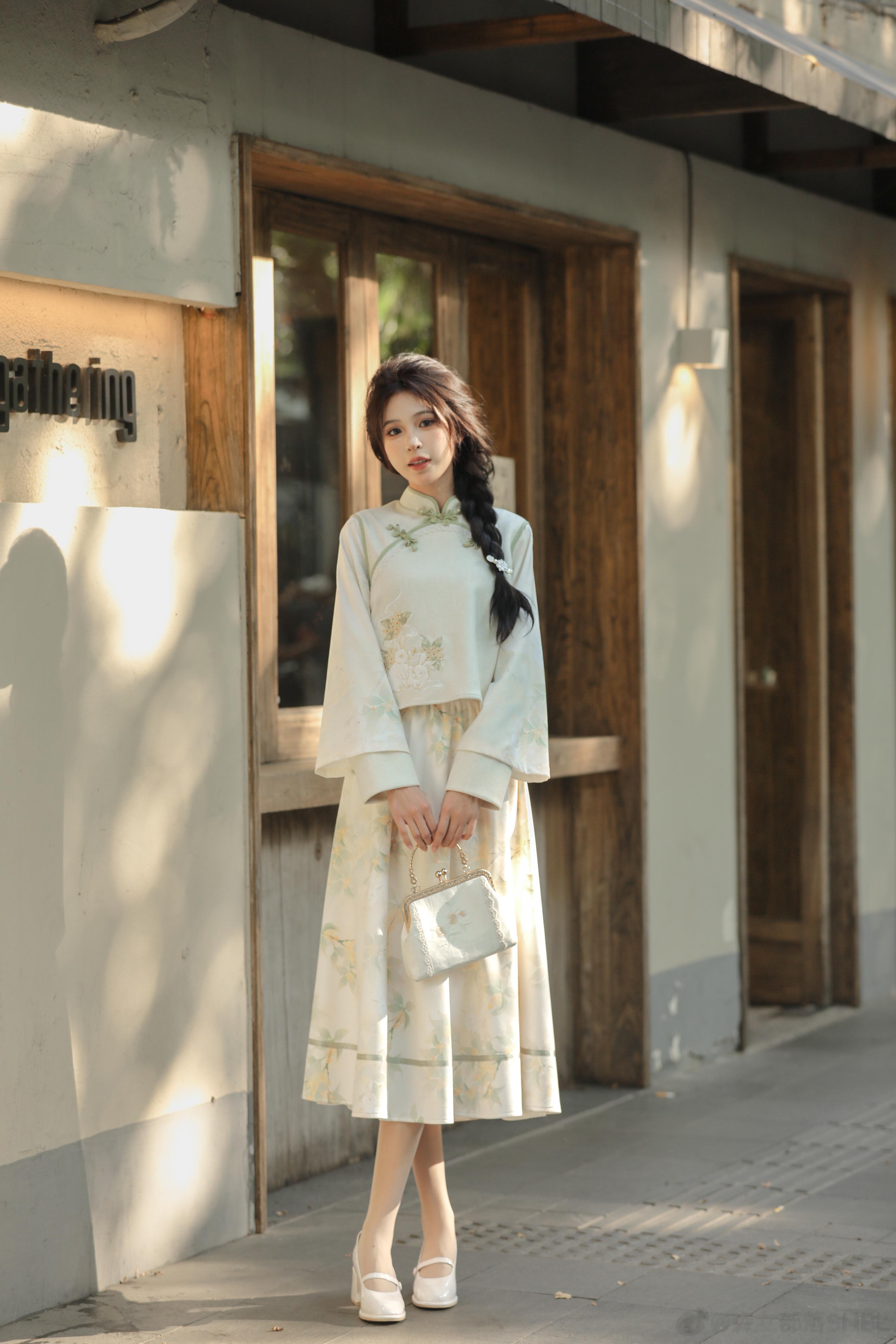 “秋风起，满天繁星掉落人间✨✨”车专➕ZAN抽一位送国风款样衣偏民国风的一套~温