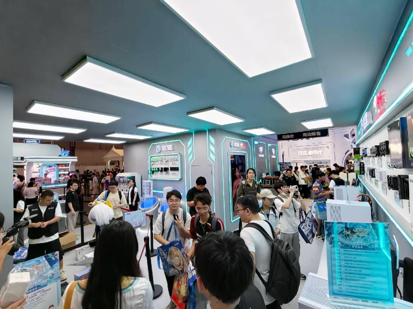来 BW 的影驰展馆玩玩！这次我们自制的机箱已经在影驰展台亮相了，欢迎大家过来看