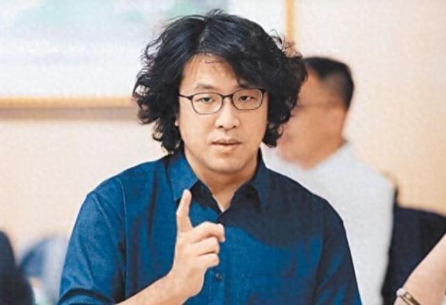 大陆要通缉我，出岛就会被抓，我全家的生意都黄了！”这是11月4日台湾民意机构里，