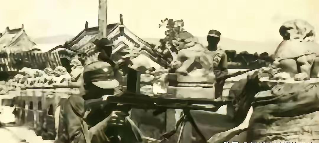 1949年，一架飞机在解放区坠毁，飞行员主动向解放军投降，还指了指舱门，说：“这