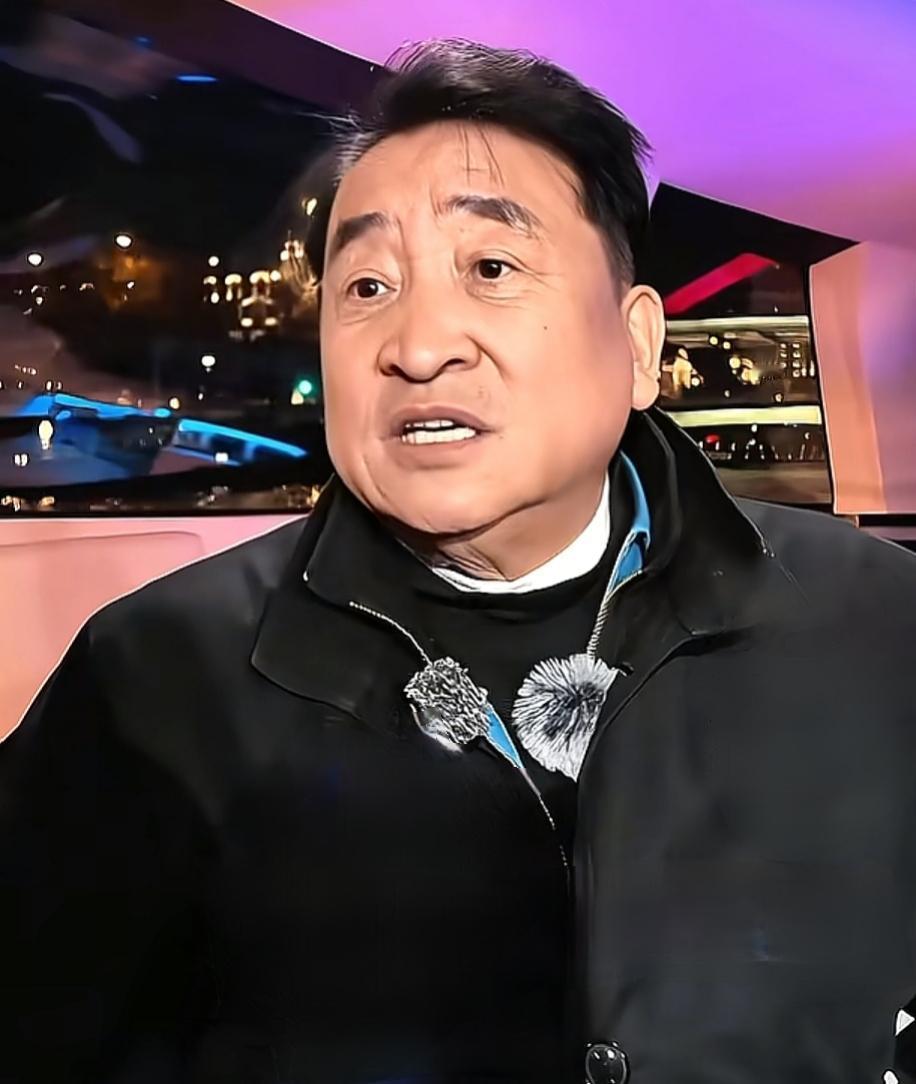 相声名师姜昆到底知不知道他有雕像？
就在前几年，有地方立了姜昆老师的雕像，该雕像