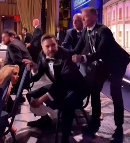 回应晚宴枪击，特朗普自嘲：当总统太危险，早知道不选了
 
当地时间4月25日晚，