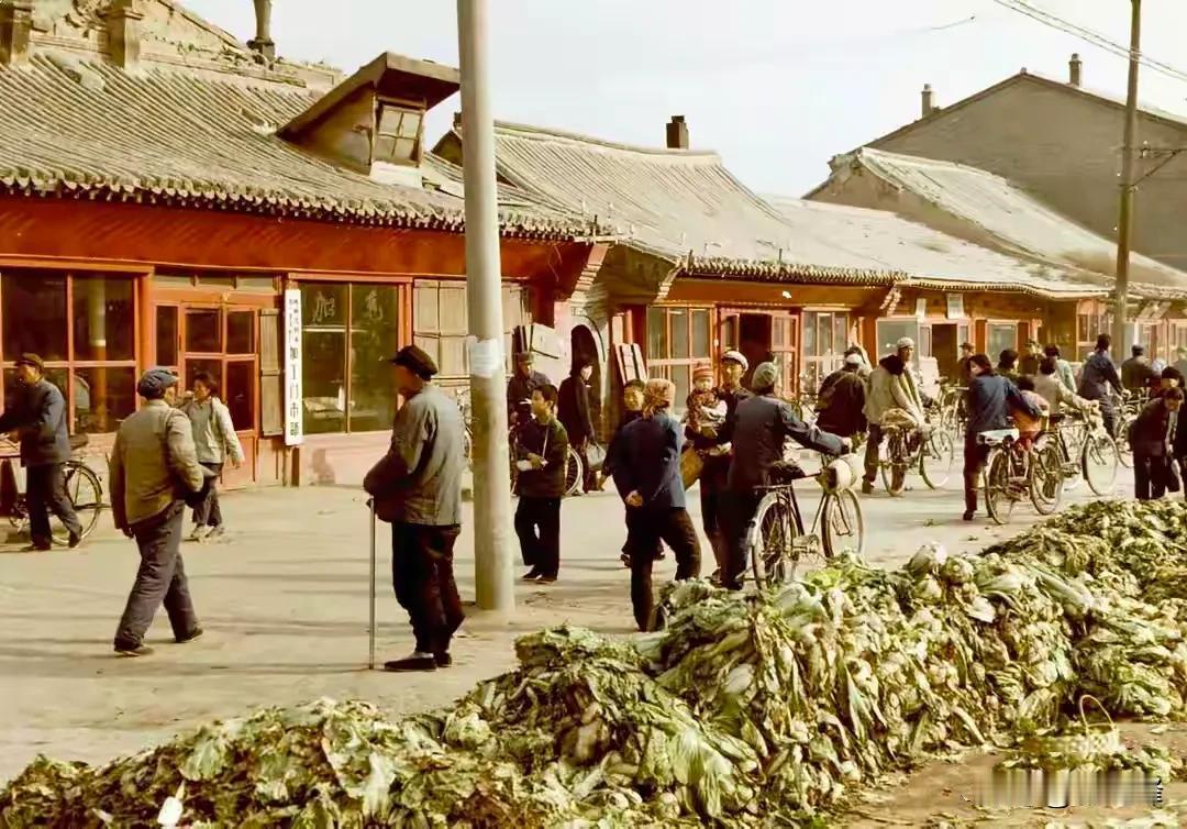 老照片分享：继续分享旧照片，这两张看似上世纪八十年代的街景旧照片，有了解这两个地