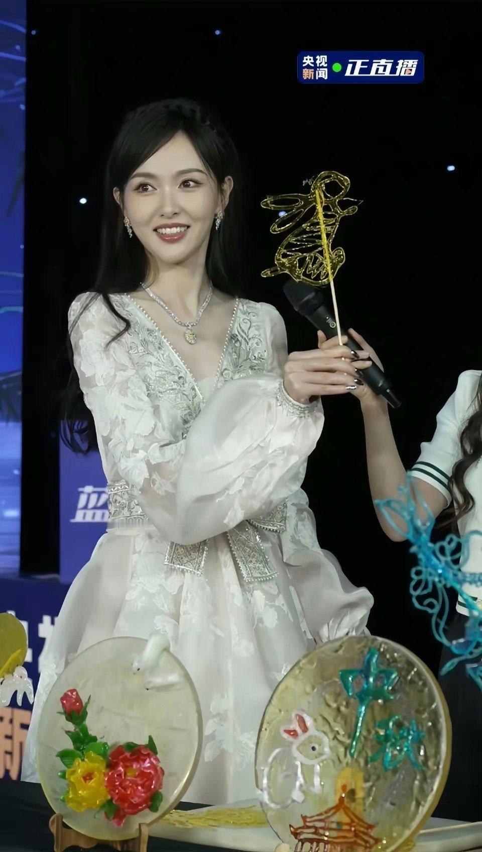 唐嫣的央视直播截图，少女感如何？ ​​​
