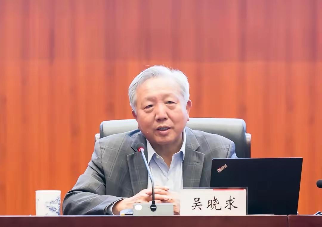 这才说到点子上！

吴晓求教授的观点之所以能戳中普通人，核心就是一句话：消费靠的