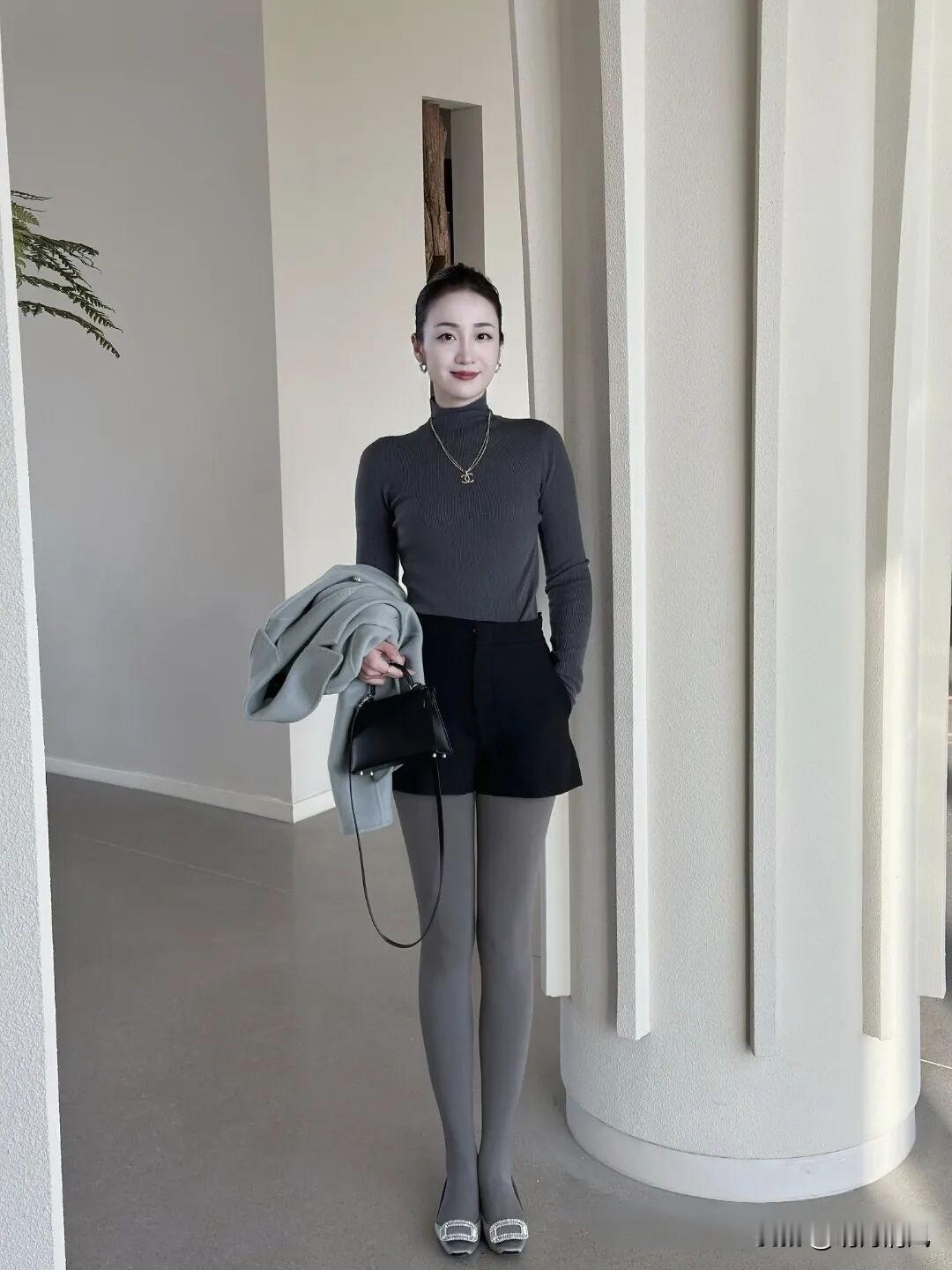 一眼看过去，是不是有点素？但仔细一看，还是挺女人的。没有复杂的衣服，没有过多的修