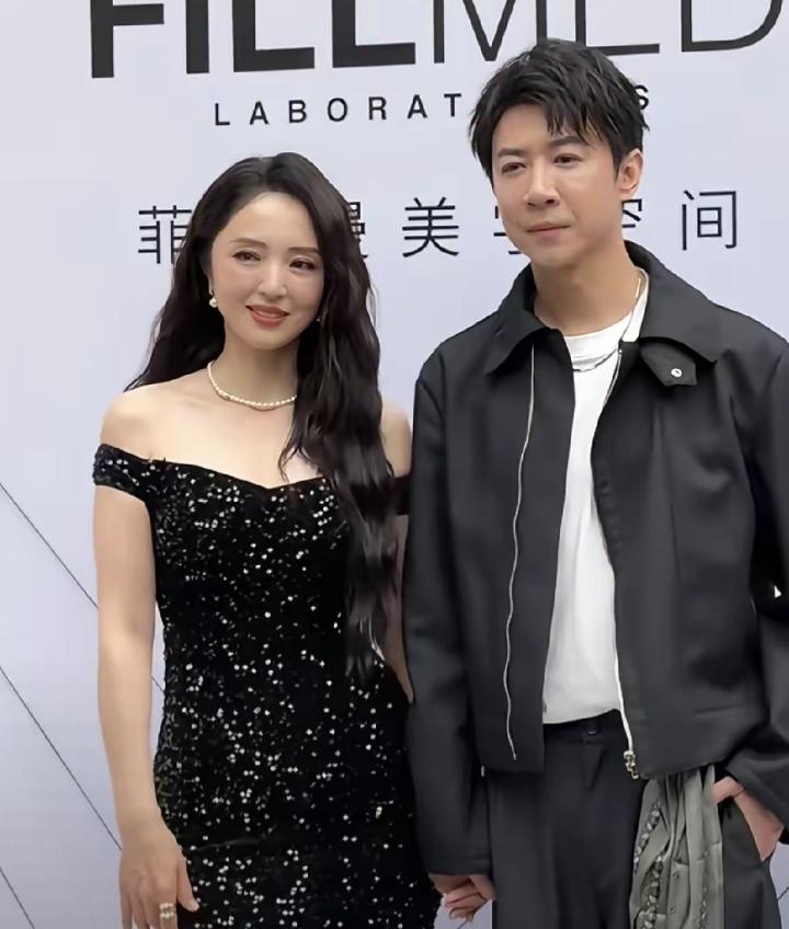 董璇结婚后，走到哪里都是夫妻一起参加活动。

这样非常好。虽然明星婚姻维持更难，