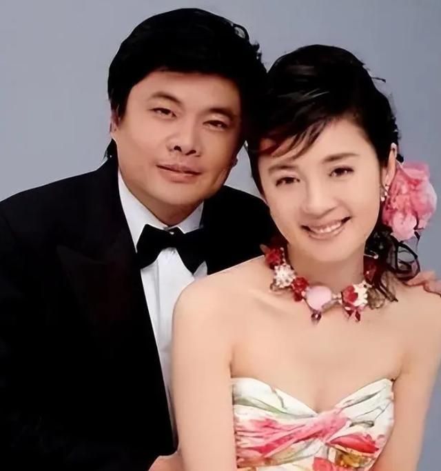 2004年，亿万富翁丁健对妻子说：“给你一个亿，离婚吧，我爱上别人了”，可妻子抱