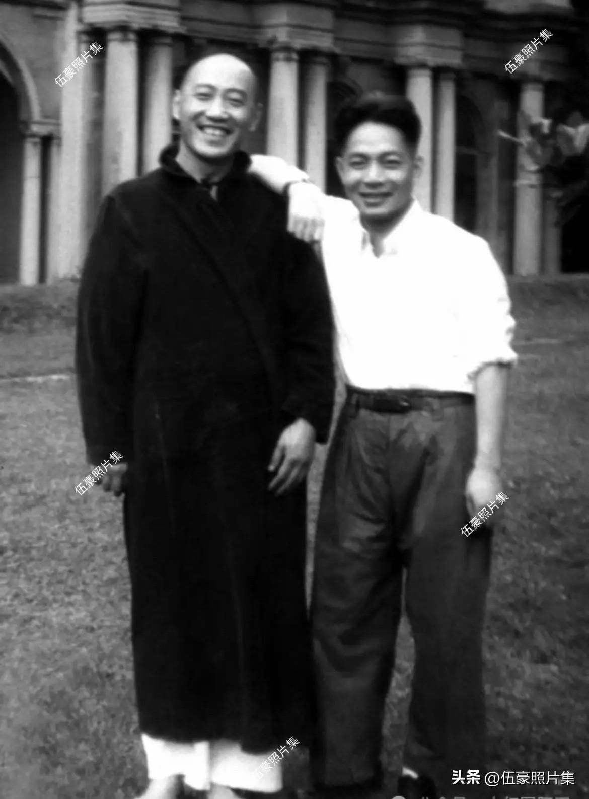 1952年2月，陈丕显（右）调任上海担任华东局委员、上海市委第四书记后不久，专程