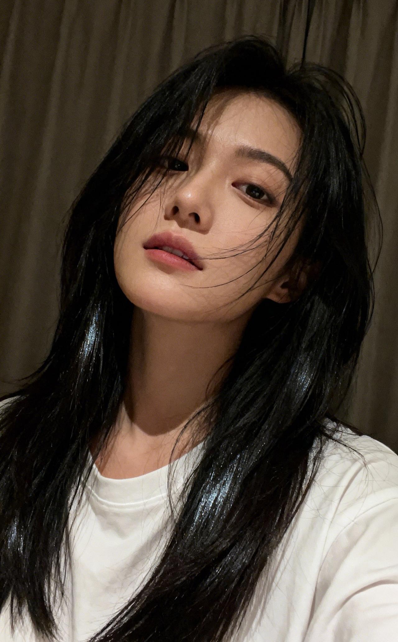 上联：素衫栖影，黑鬓流光合夜软
下联：轻靥衔风，柔唇带露浸光清