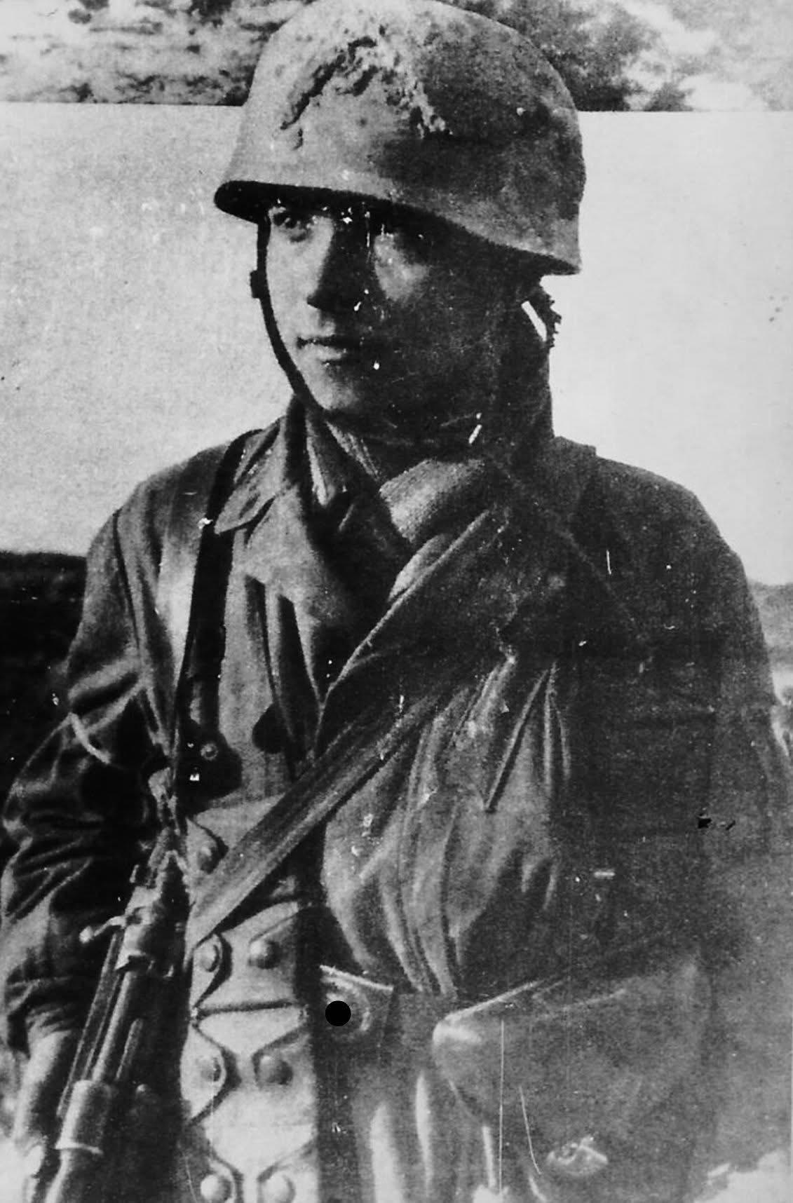 二战德国伞兵，该头盔到底怎么回事？是锈坏了还是照片陈旧的缘故？德国二战老照片 二