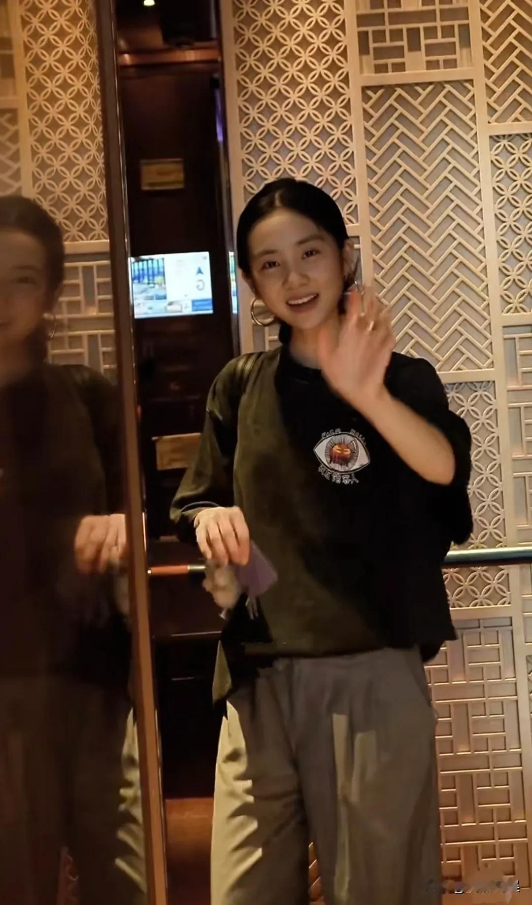黄磊女儿黄多多现身上海保利剧院参加活动，进行话剧的场面设计，无美颜生图真的好美，