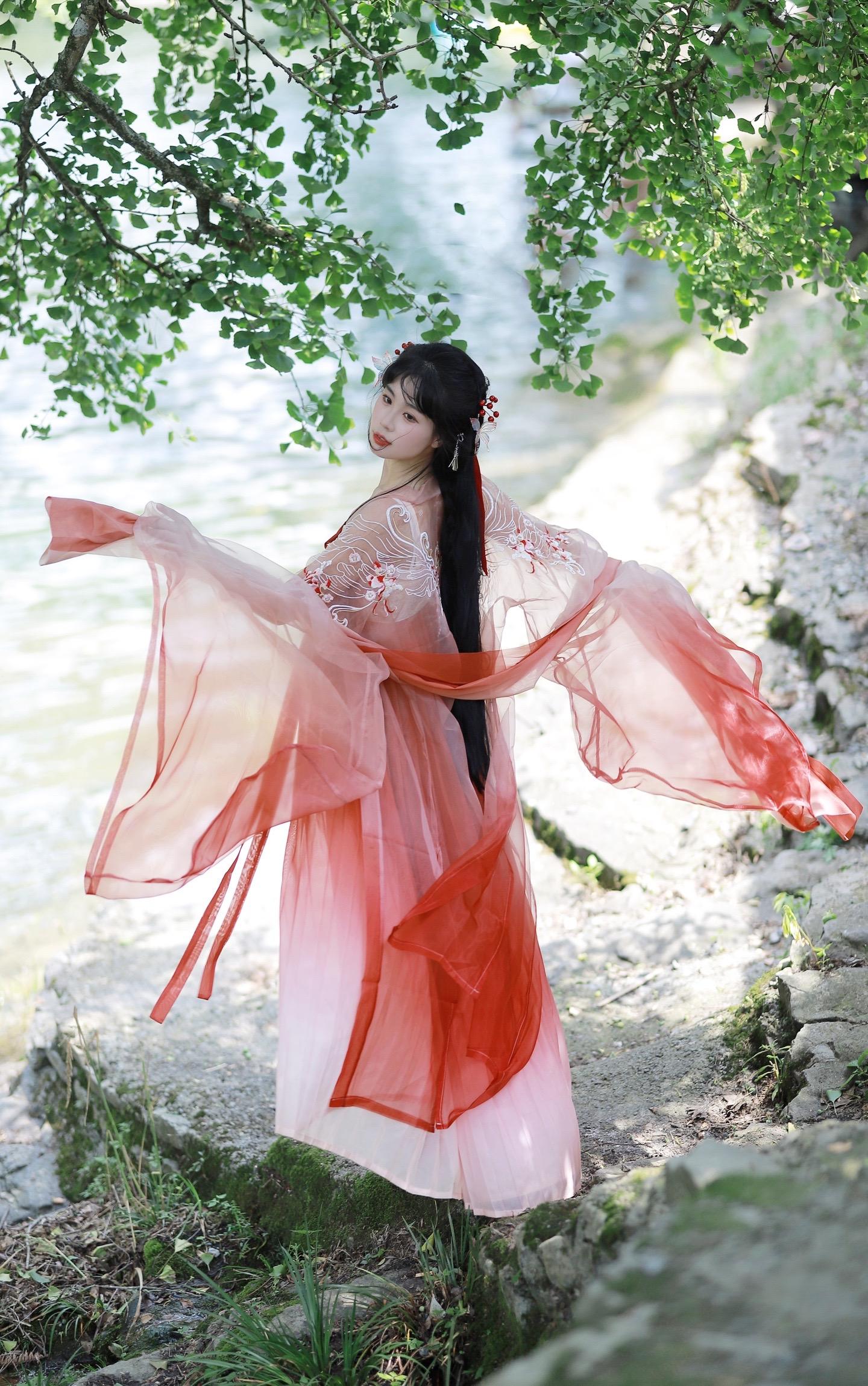 “落花飘零水自流。”