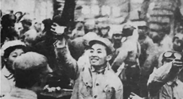 叶飞将军与妻子相差七岁却恩爱五十三年，她不仅知性优雅更气质非凡，这位开国上将的伴