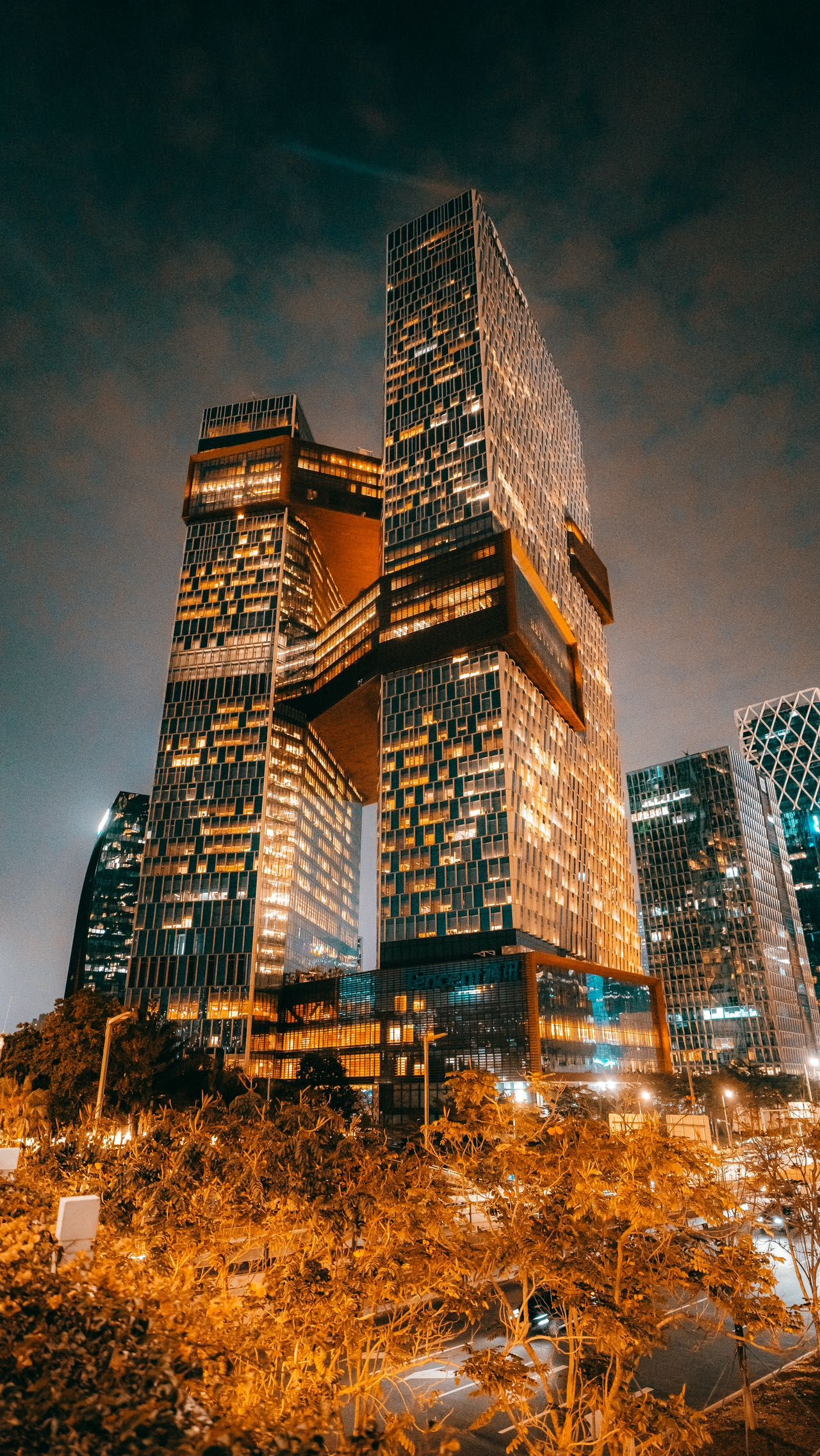 深圳企鹅大厦夜晚惊现巨铲企鹅大楼被铲铲承包了夜晚滨海大厦的外墙上开始滚动