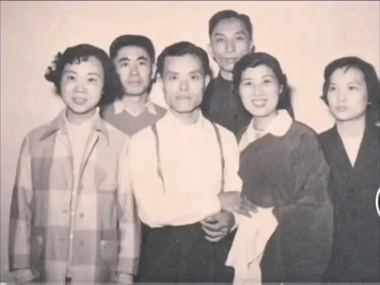 图一 范瑞娟 傅全香 陈少春与川剧表演艺术家阳友鹤合影
图二 阳友鹤演的《情探》