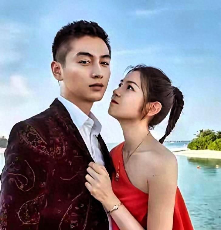 谁能想到，曾经满眼是光、创下“头纱吻”名场面的神仙眷侣，离婚仅一年，竟撕得如此难
