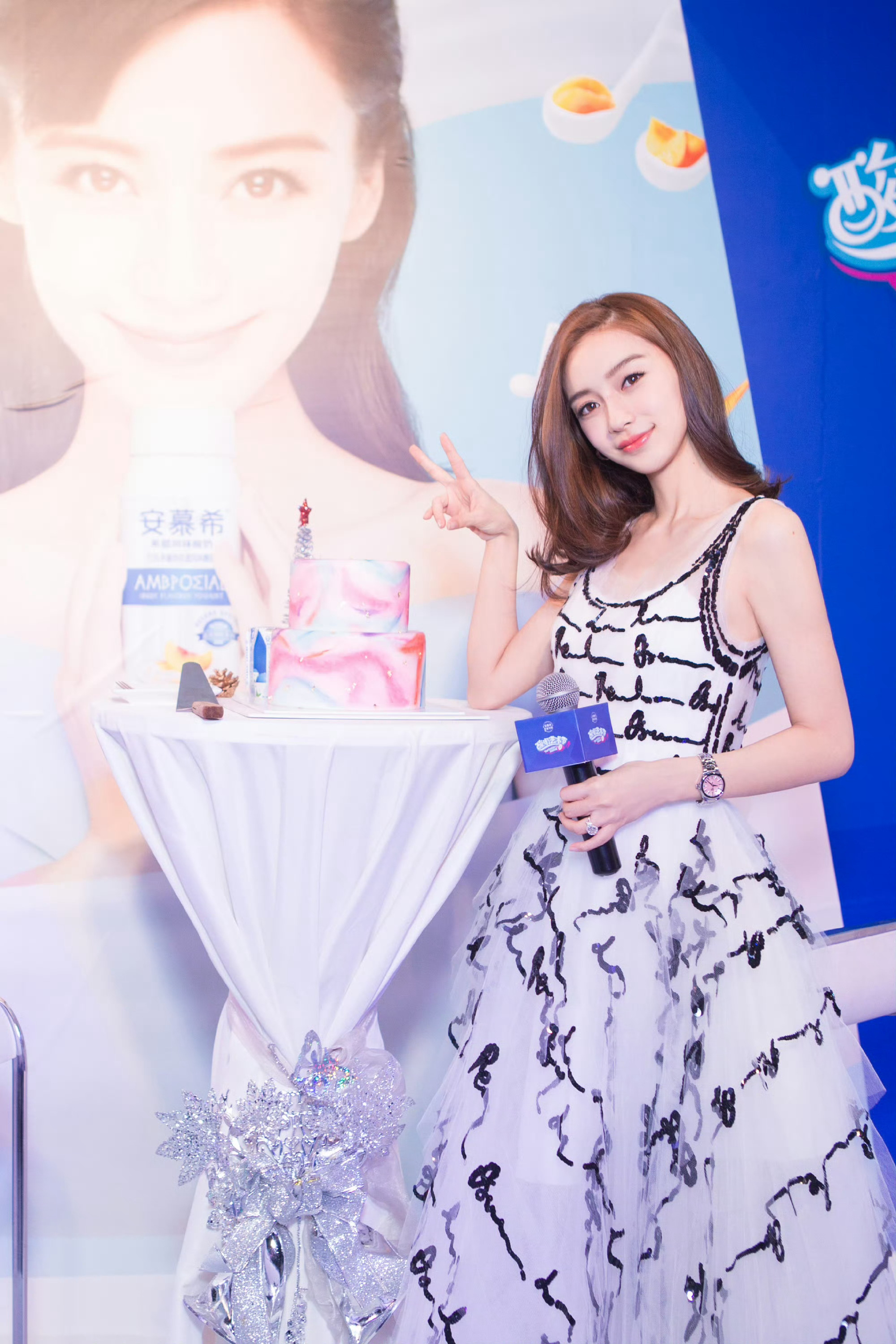 angelababy  [兔子] 杨颖 宝贝们下午好呀!今天上午都干了什么，吃的