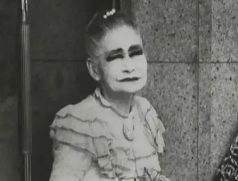 照片中这位打扮妖娆的日本老太太，名叫岗雪子，74岁的她仍在街头拉客。可是，她有一