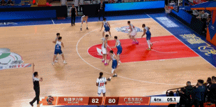 广东男篮以80比82惨败新疆男篮，被对手实现了大逆转。恭喜新疆男篮，在落后的情况