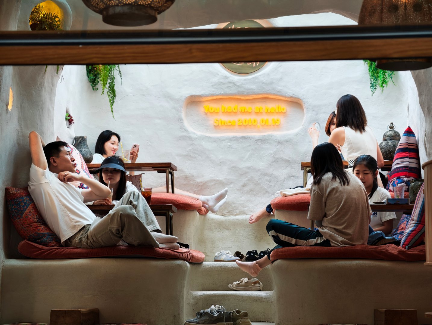手机长焦给力的话，拍别人点的50元价位咖啡就当是自己的了，主打一个分币不掏