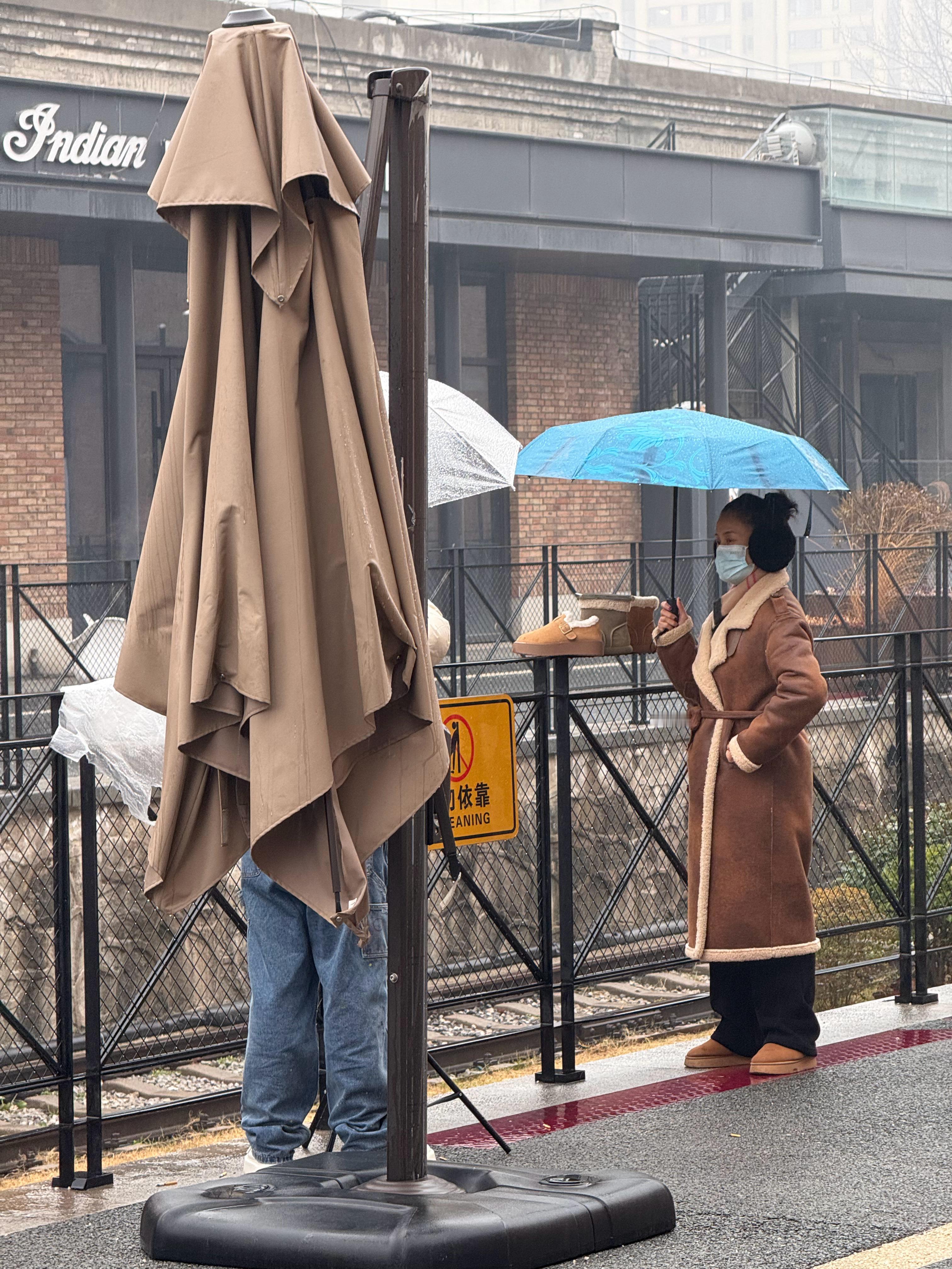 路过看到有大哥直播带货，大哥说“挣不到100W回家过个der年”[泪] 今年过年