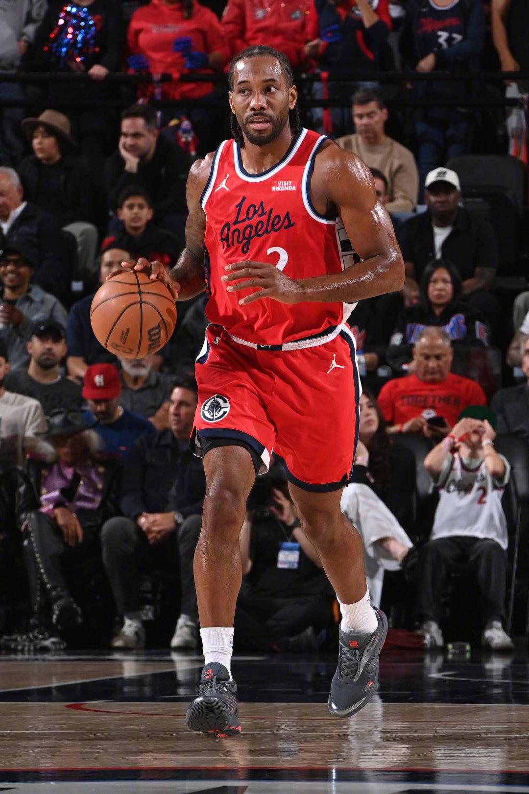 小卡今天又打了32分钟！
准确点说是31分钟42秒，是快船全队上场时间最多的球员