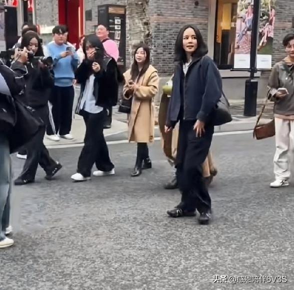 笑死，是我瞎了还是滤镜太狠？刷到照片惊为天人，心想尹正啥时候帅成这样了？仔细一看