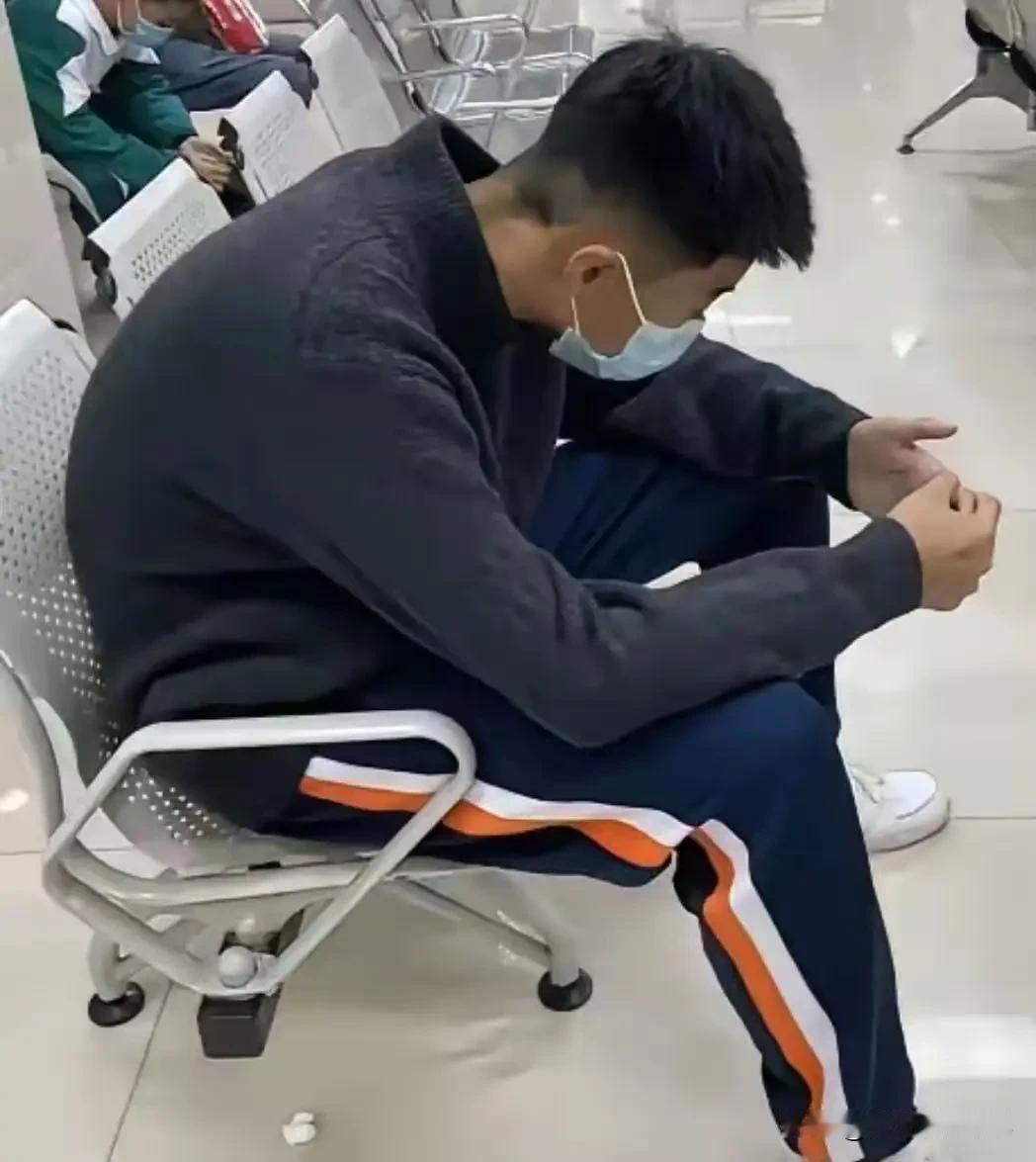 父亲病危14岁男孩遍求亲戚遭拒，班主任的举动，看哭全网！
 
医院的走廊里，消毒