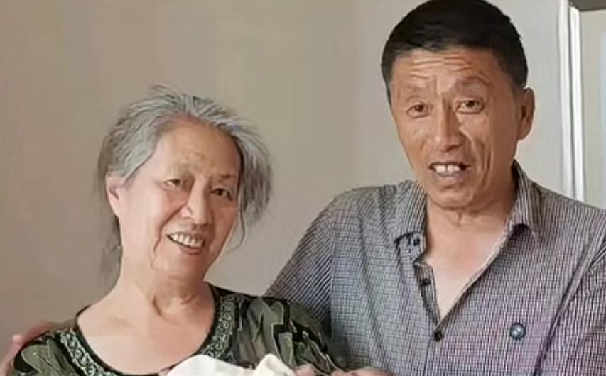 张雪峰
父母养了一颗文曲星
这是张雪峰的父母，
一对平凡的不能再平凡的夫妻。
雪