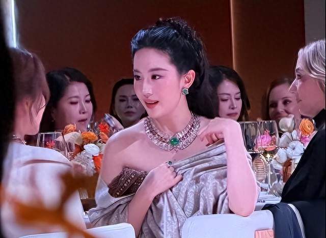 宝格丽晚宴“走光”仅2天，刘亦菲一举动惹怒越南网友，下场唏嘘