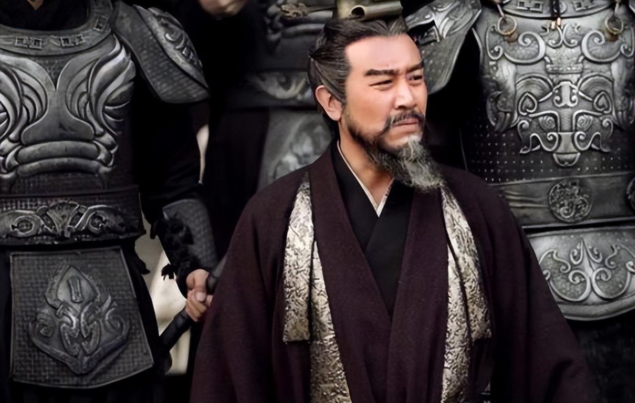 曹操打败袁绍的时候，曹操集团的很多官员却高兴不起来，因为这些人暗中与袁绍都有书信