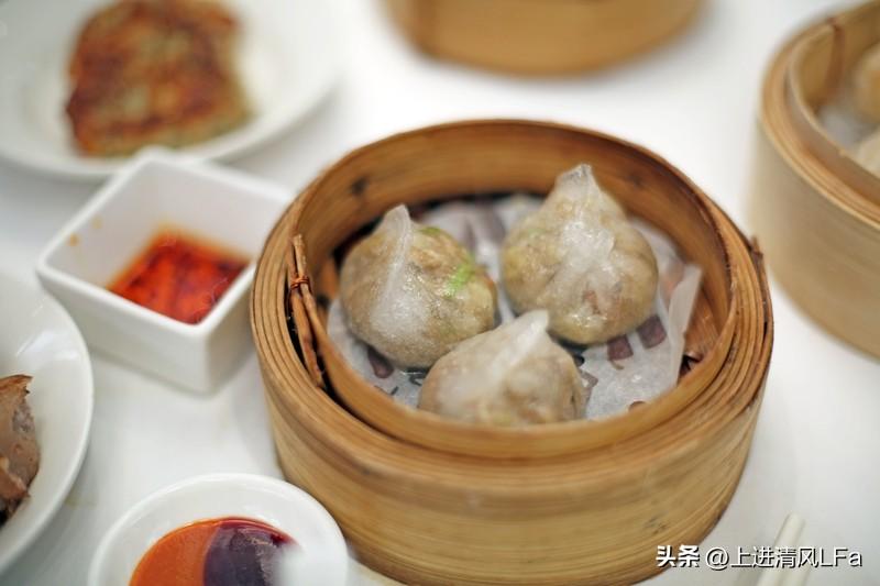 想保持快乐的心情，得从多方面入手。别陷入“等我……我就快乐了”的误区，快乐不是等
