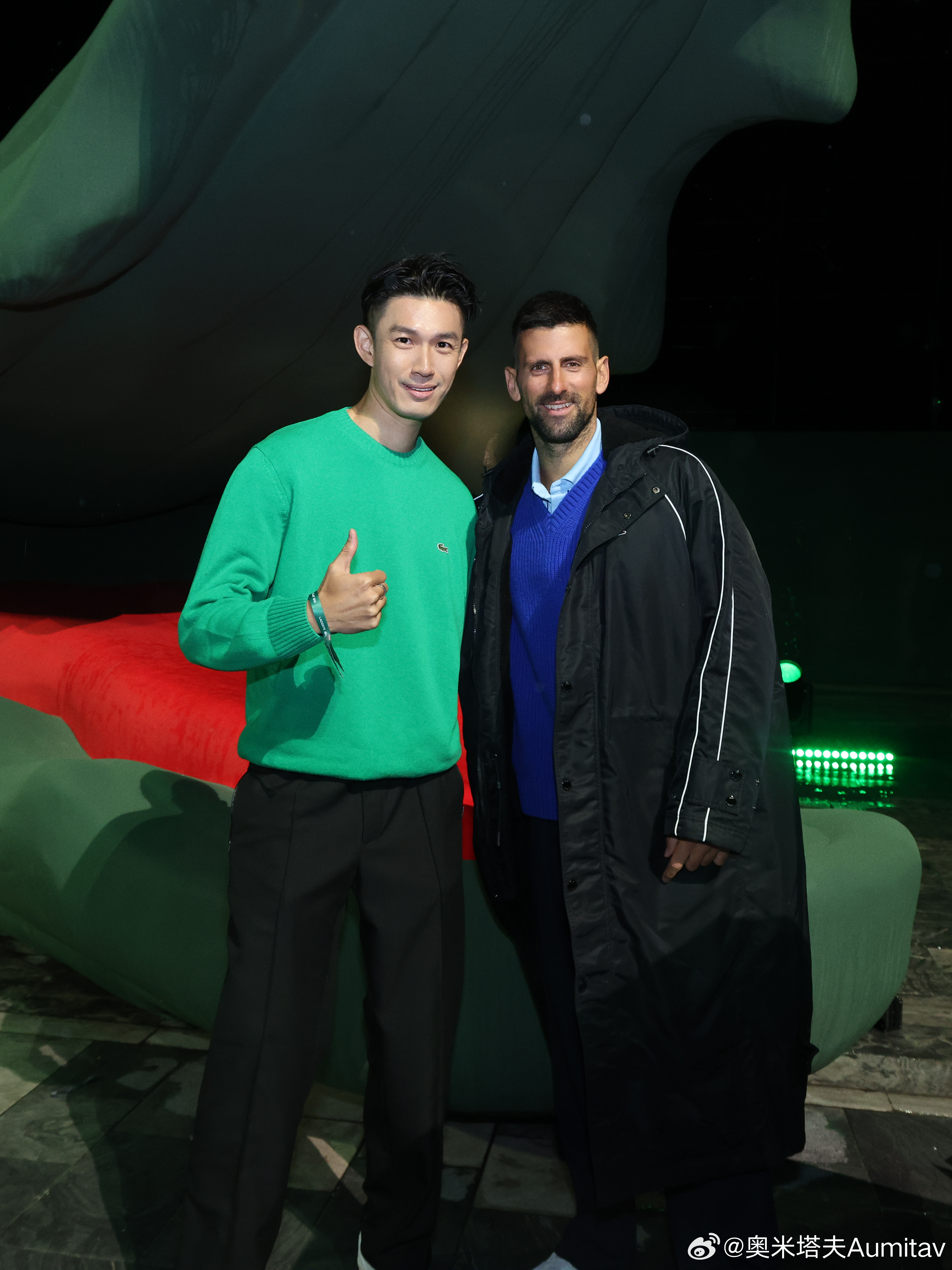 跟GOAT勾肩搭背，获得人生照片！09年在中网当媒体志愿者服务德约19年在澳网现