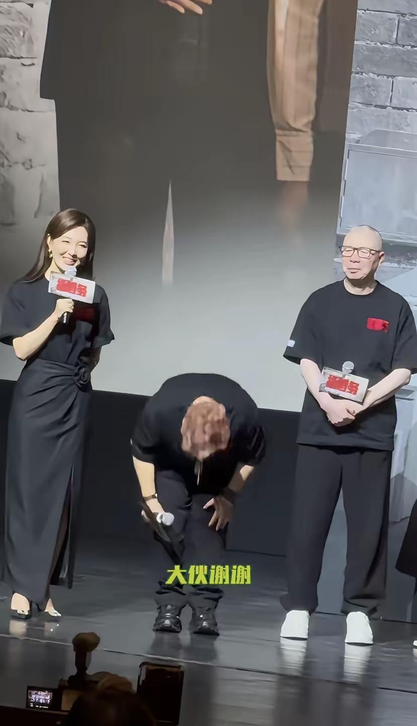 古人云：礼下于人，必有所求。是什么能让身家亿万富姐弯腰躬身九十度，如此谦卑是为了