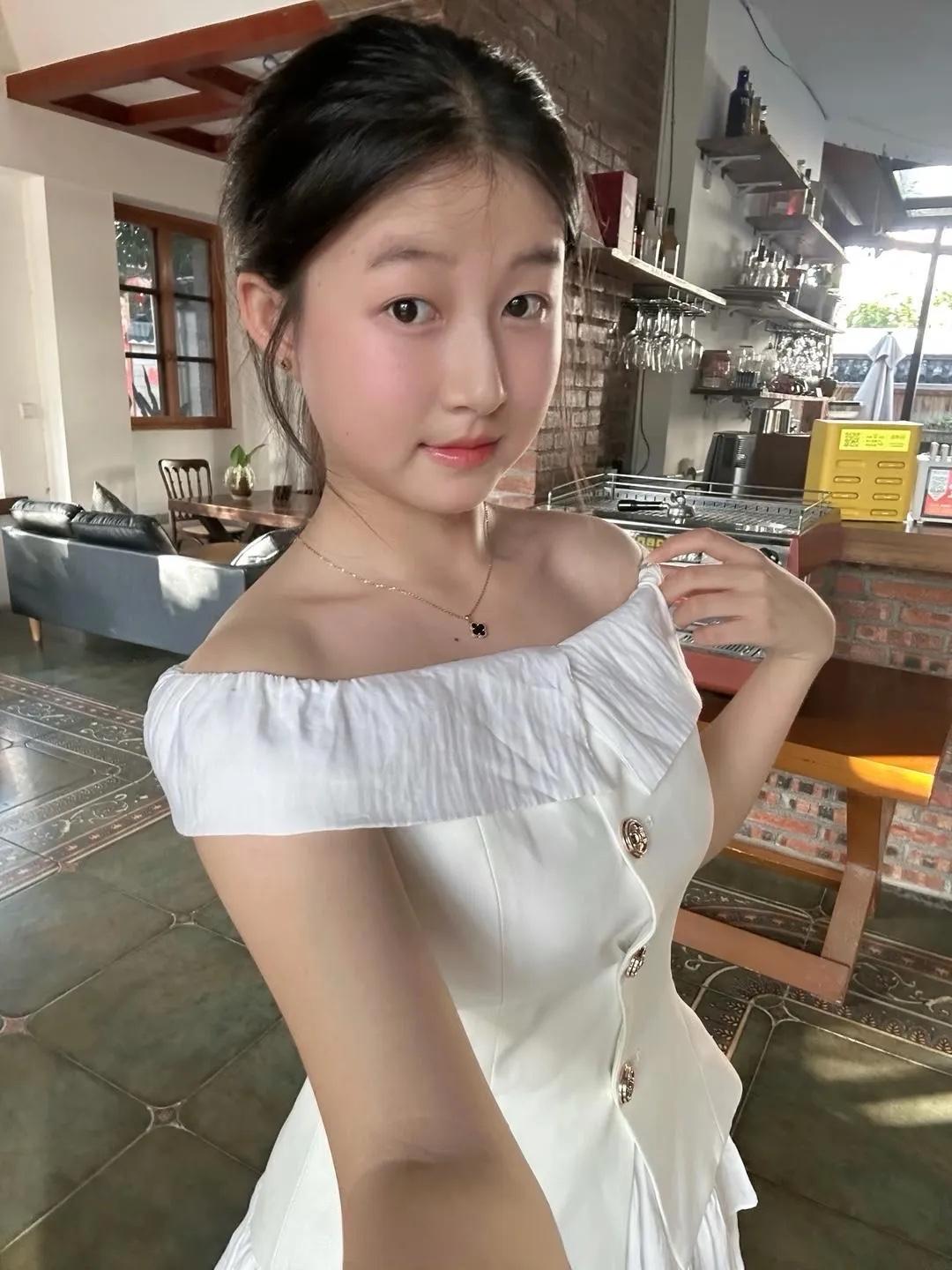 秋日穿搭第一期，美丽动人，大家喜欢吗。女生怎么穿搭会看上去很优雅 时尚袜子分享 
