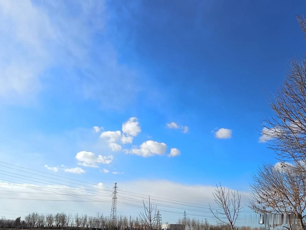 今天很冷，天空很蓝，云儿飘飘。
晚安( ˘ω˘ )