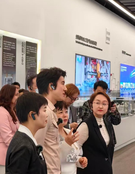 王力宏现身比亚迪总部 2月25日，网友分享王力宏现身比亚迪总部，与高管同框交流，