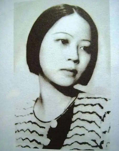 1925年，李开弟在去往国外的船上，看到一个晕船女子吐得一塌糊涂。他用心照顾晕船